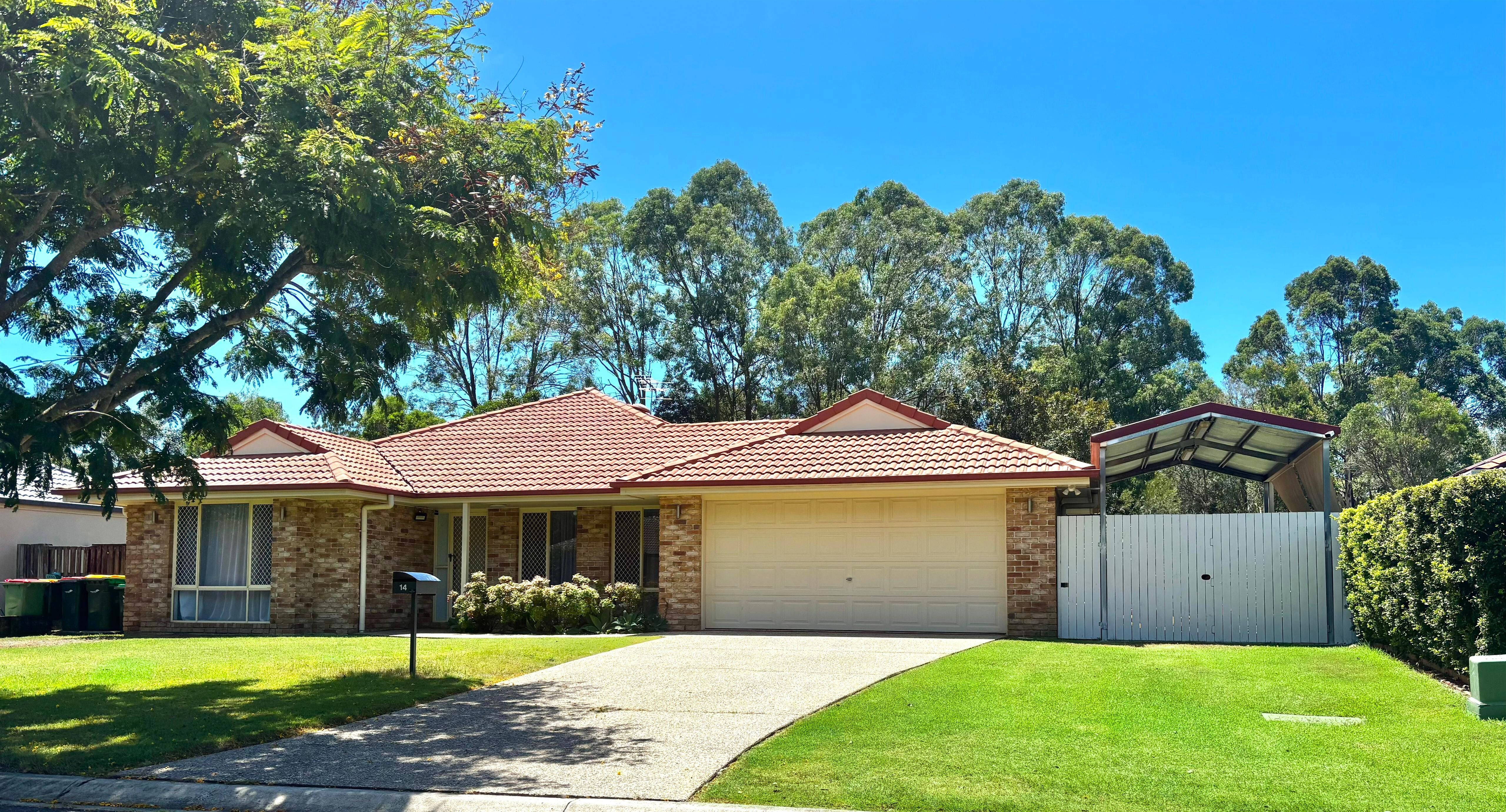 Family entertainer with huge yard and side access!